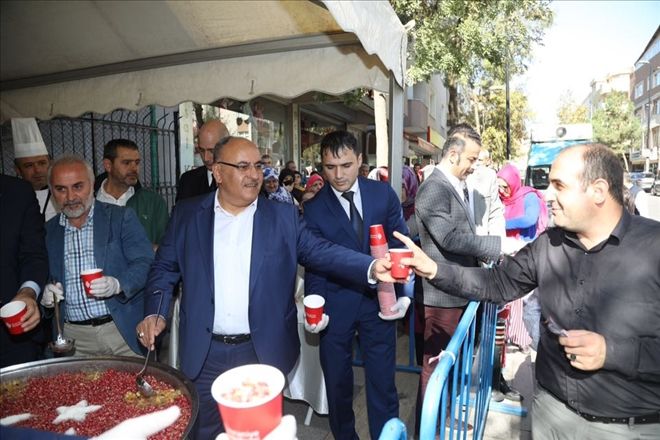 Ümraniye Belediyesi Ihlamurkuyu Merkez Cami ve Altınşehir Mahallesinde Aşure İkram Etti