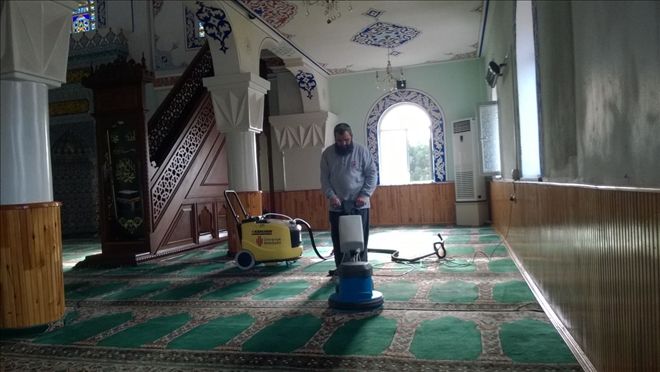 Ümraniye Belediyesi Camileri Temizlemeye Devam Ediyor