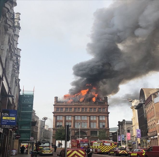 Irlanda Nin Simgesi Tarihi Bina Alevlere Teslim Oldu