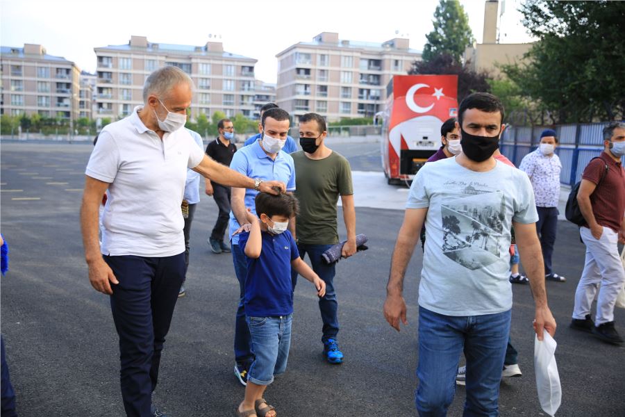 Çekmeköy Belediye Başkanı Ahmet Poyraz vatandaşlarla bayramlaştı