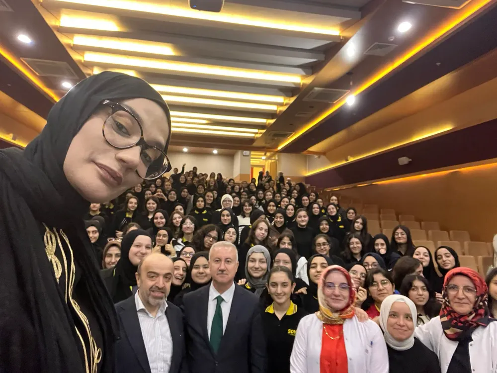 Gazeteci-Yazar Esra ELÖNÜ Çekmeköy Şehit Ömer Halisdemir Kız Anadolu İmam-Hatip Lisesi öğrencileriyle Buluştu 