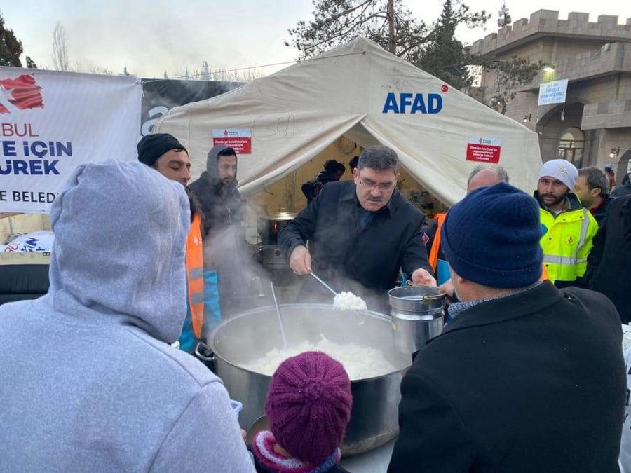 Başkan Eminmollaoğlu Deprem Bölgesinde Yemek Dağıttı