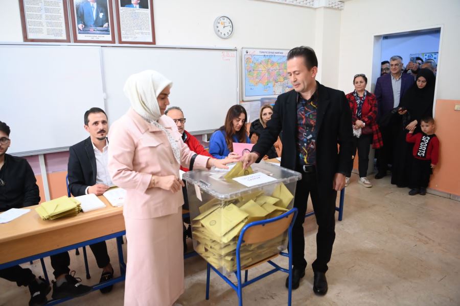 Tuzla Belediye Başkanı Dr. Şadi Yazıcı, oyunu Hilmi Sonay İlkokulu’nda kullandı.