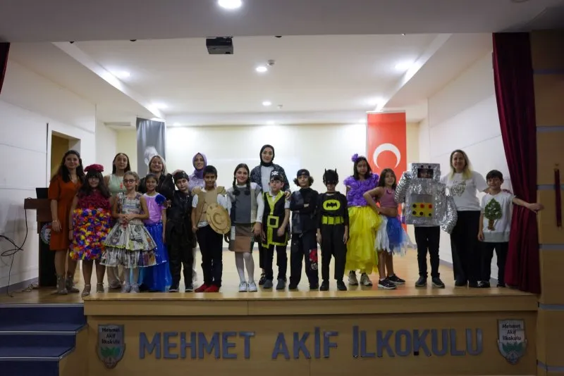 ÜMRANİYE’DE İLKOKUL ÖĞRENCİLERİNDEN ‘SIFIR ATIK’ DEFİLESİ