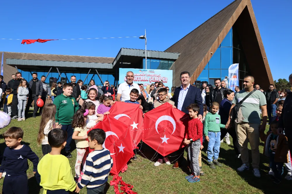 BİNLERCE UÇURTMA GÖKYÜZÜNDE SÜZÜLDÜ