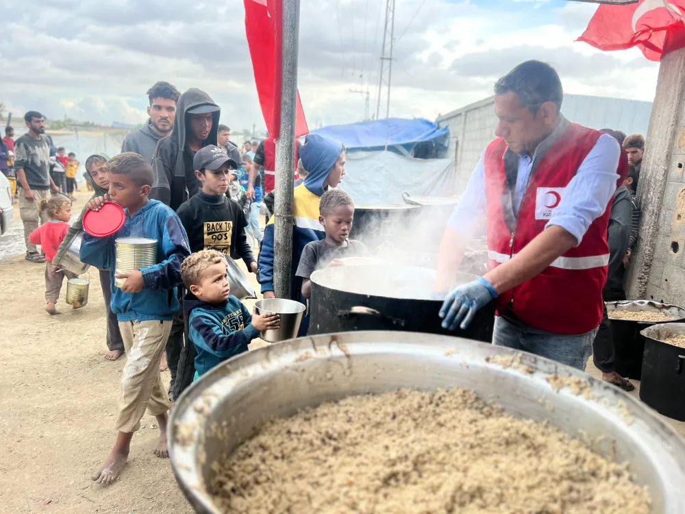 TÜRK KIZILAY’IN İYİLİK GEMİSİ YARDIMLARI GAZZE’DE  SICAK YEMEK DAĞITIMI GÜNLÜK 35 BİNE YÜKSELDİ