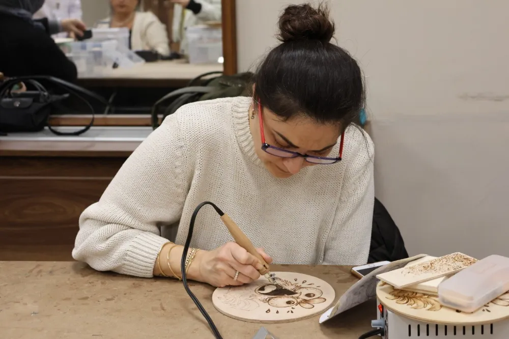 ÜMRANİYE’DE AHŞAP YAKMA SANATINA YOĞUN İLGİ: YENİ DÖNEM EĞİTİMLERİ BAŞLADI