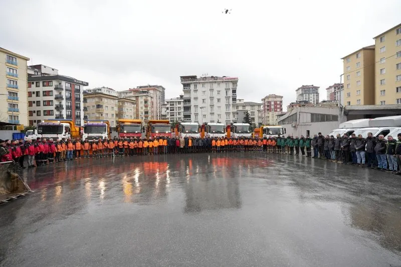 ÜMRANİYE’DE KIŞA GEÇİT YOK: KARLA MÜCADELE İÇİN EKİPLER TEYAKKUZDA