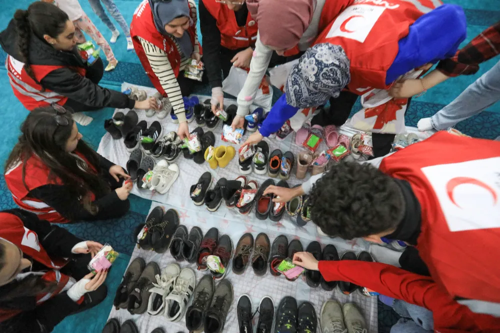 Kızılay Gönüllülerinin Ayakkabılara Bıraktığı Hediyeler Çocukların Yüzünü Güldürdü