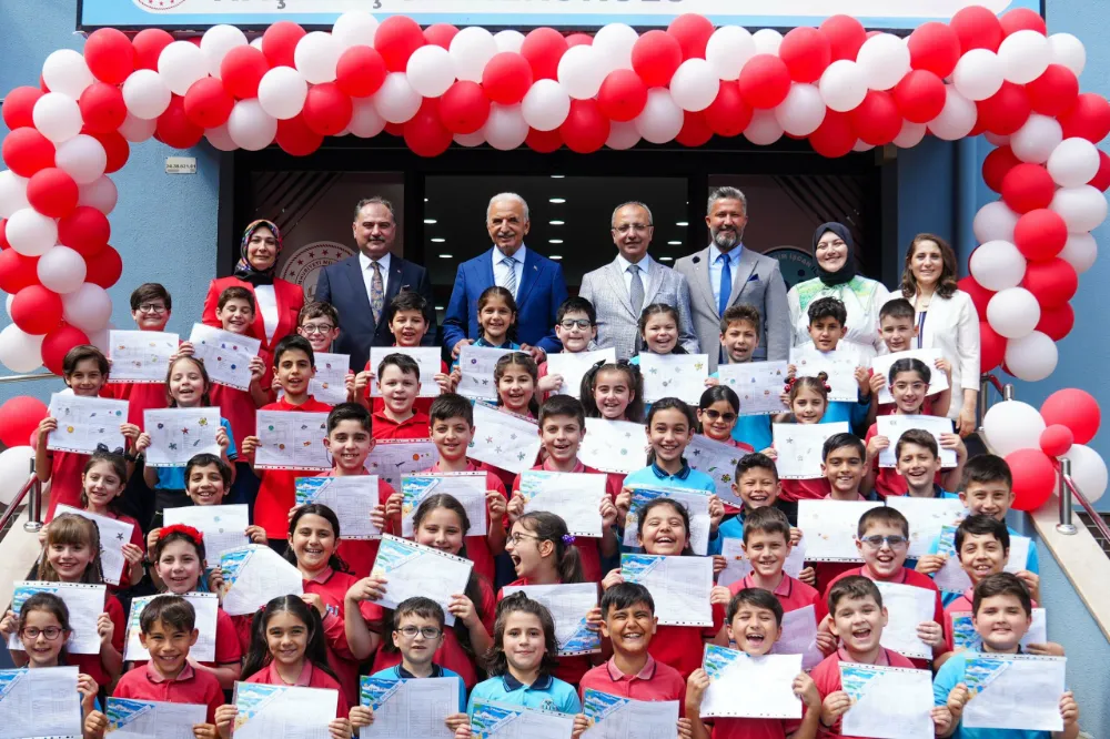BAŞKAN YILDIRIM, ÖĞRENCİLERİN KARNE HEYECANLARINA ORTAK OLDU