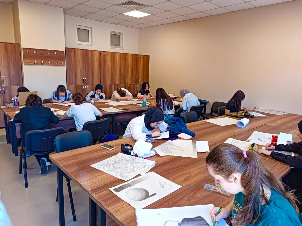 SANATLA DOLU BİR YAZ: ÜMRANİYE’DE KARAKALEM KURSU ÖĞRENCİLERLE BULUŞTU