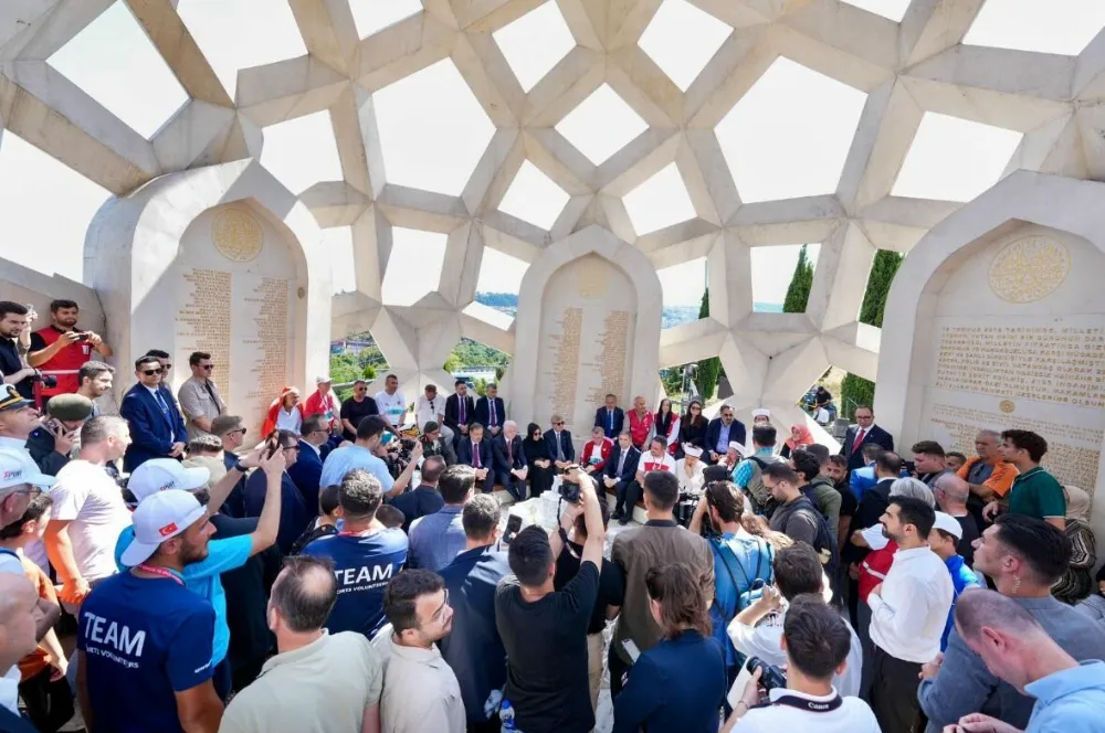 BAŞKAN YILDIRIM, 15 TEMMUZ ŞEHİTLERİNİ KABİRLERİ BAŞINDA YÂD ETTİ