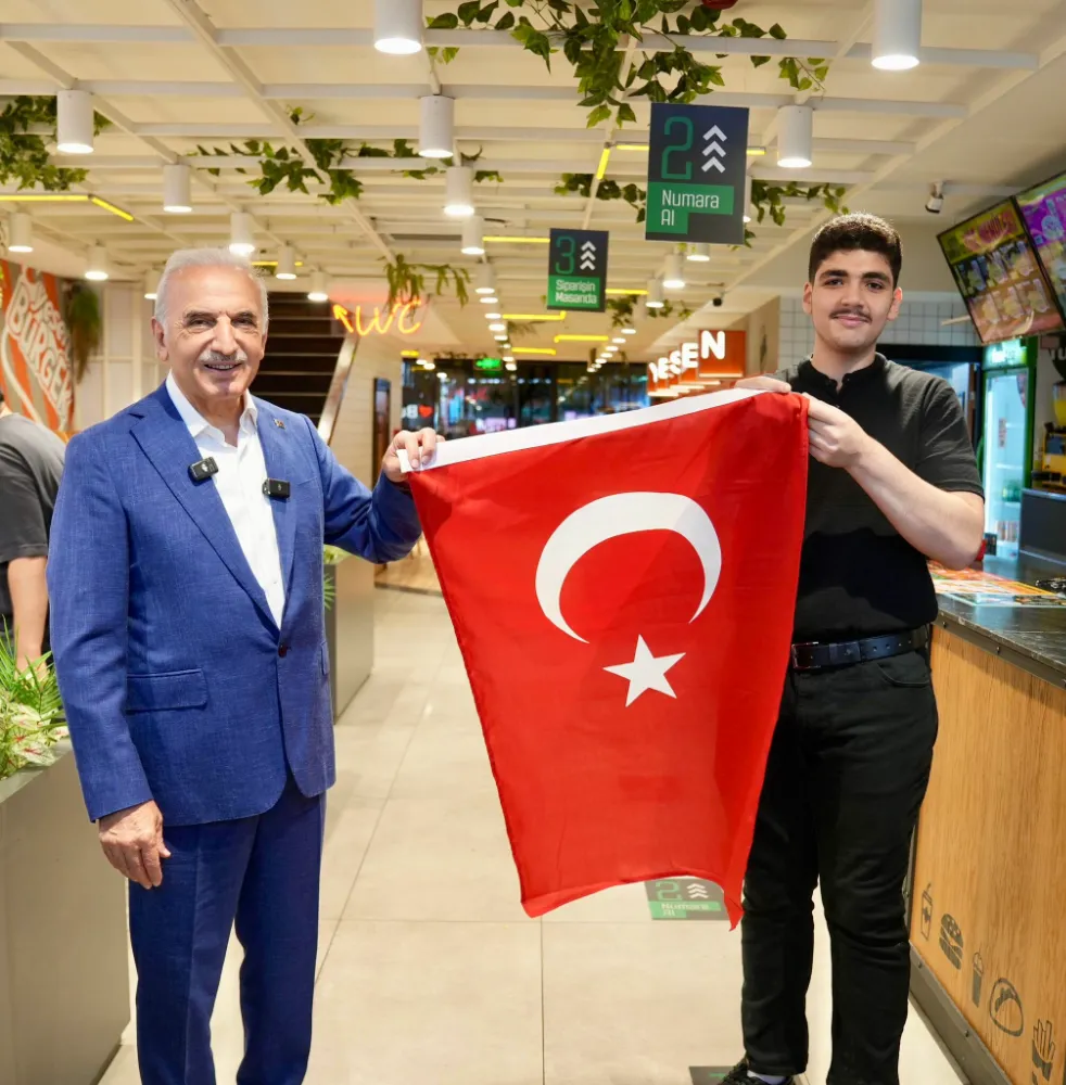 ÜMRANİYE’DE 40 BİN TÜRK BAYRAĞI DAĞITILIYOR