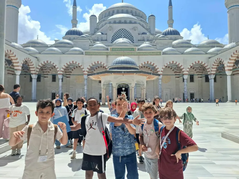 YAZ OKULU ÖĞRENCİLERİ TARİH VE MANEVİYAT DOLU GEZİDE BİR ARAYA GELDİ