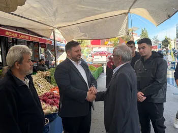 Başkan Torlak Semt Pazarında Esnaf ve Vatandaşlarla Hasbihal Etti